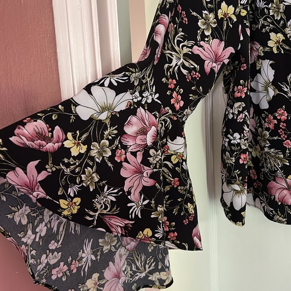 Catherine floral button down back with large butterfly sleeves. Amazing colors! - Picture 3 of 8